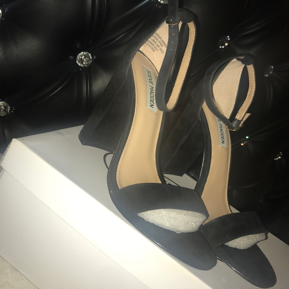 Steve Madden Carrson black sued heels